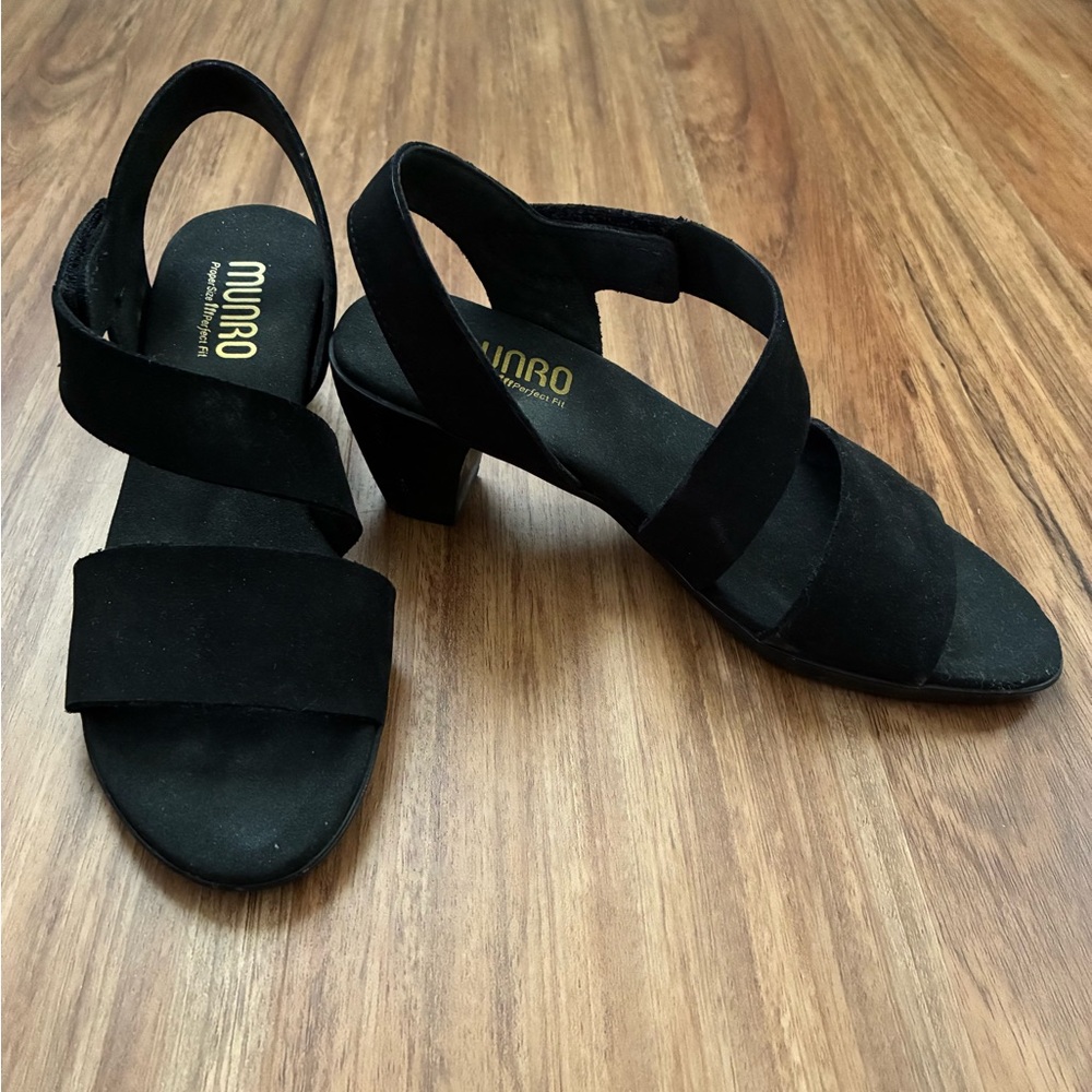 Munro Black Sandals with Chunky Heel and Crossover Straps Size 5